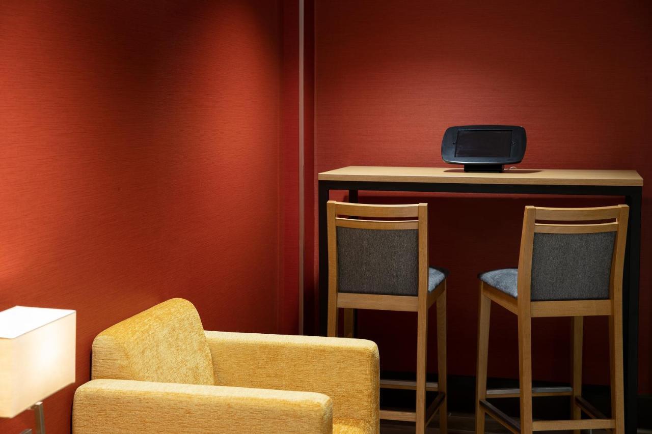 Готель Ramada By Wyndham Leeds East Екстер'єр фото