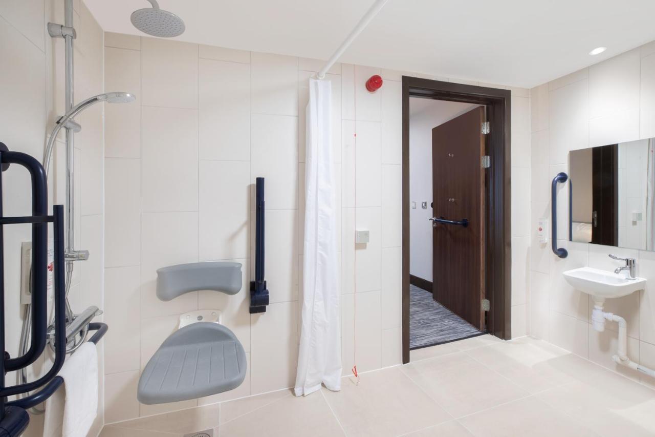 Готель Ramada By Wyndham Leeds East Екстер'єр фото
