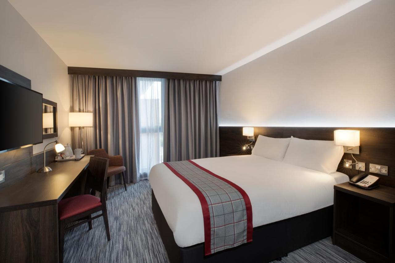 Готель Ramada By Wyndham Leeds East Екстер'єр фото