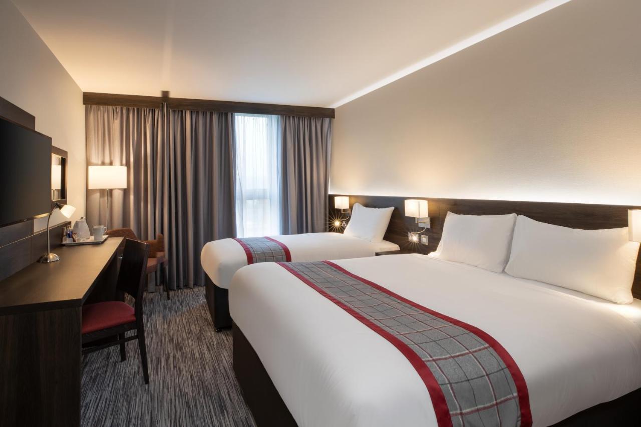 Готель Ramada By Wyndham Leeds East Екстер'єр фото