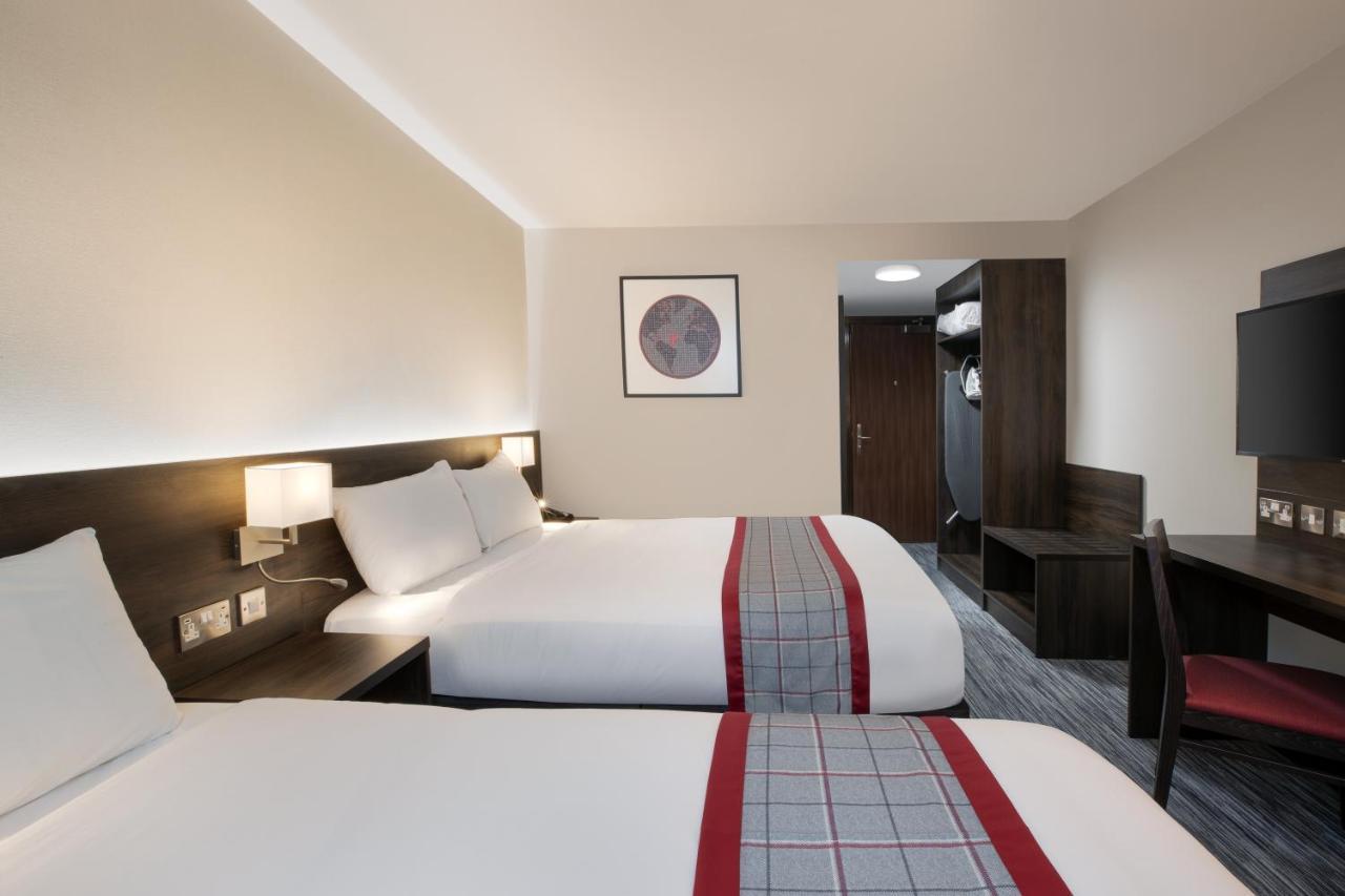 Готель Ramada By Wyndham Leeds East Екстер'єр фото