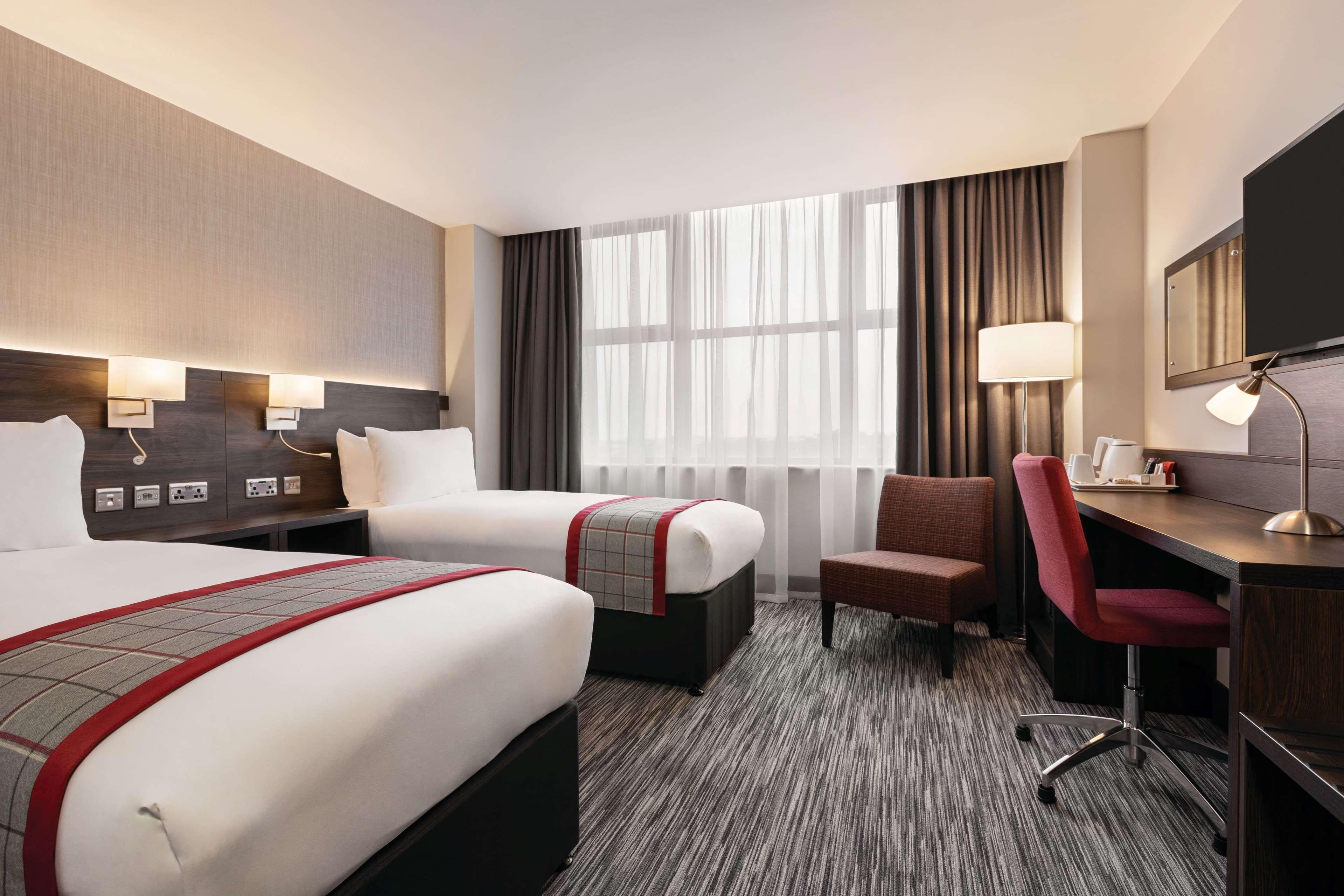 Готель Ramada By Wyndham Leeds East Екстер'єр фото
