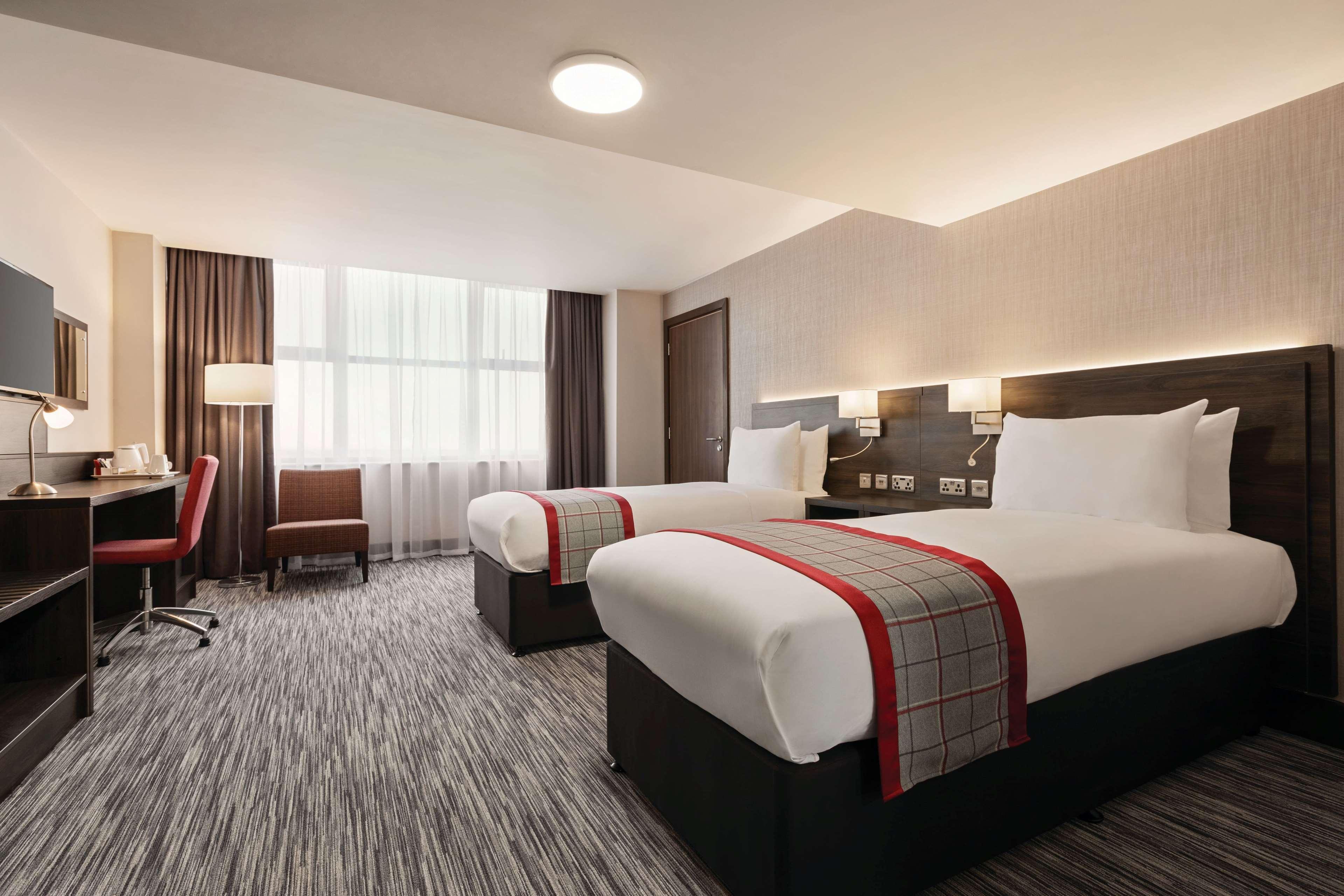 Готель Ramada By Wyndham Leeds East Екстер'єр фото