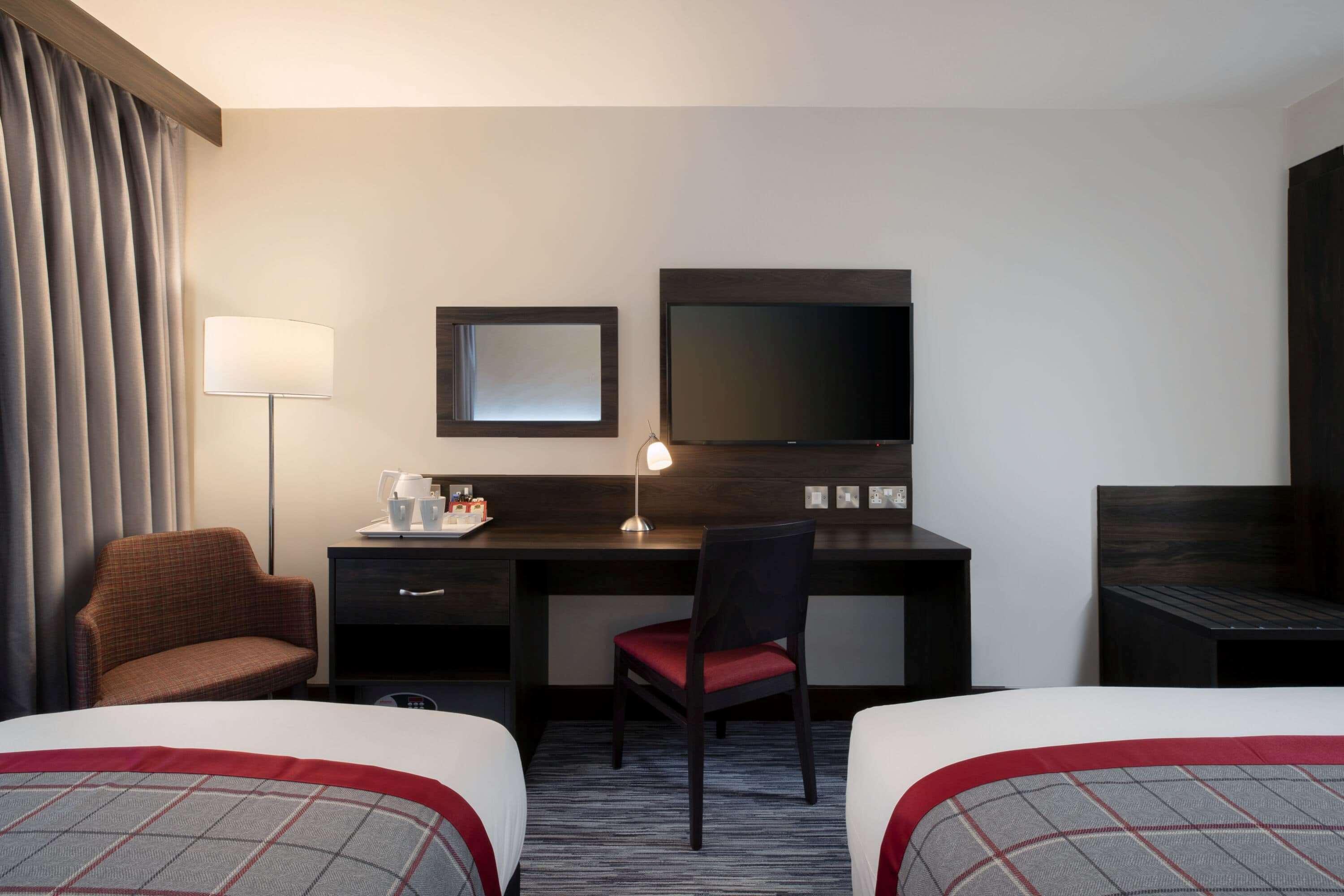 Готель Ramada By Wyndham Leeds East Екстер'єр фото