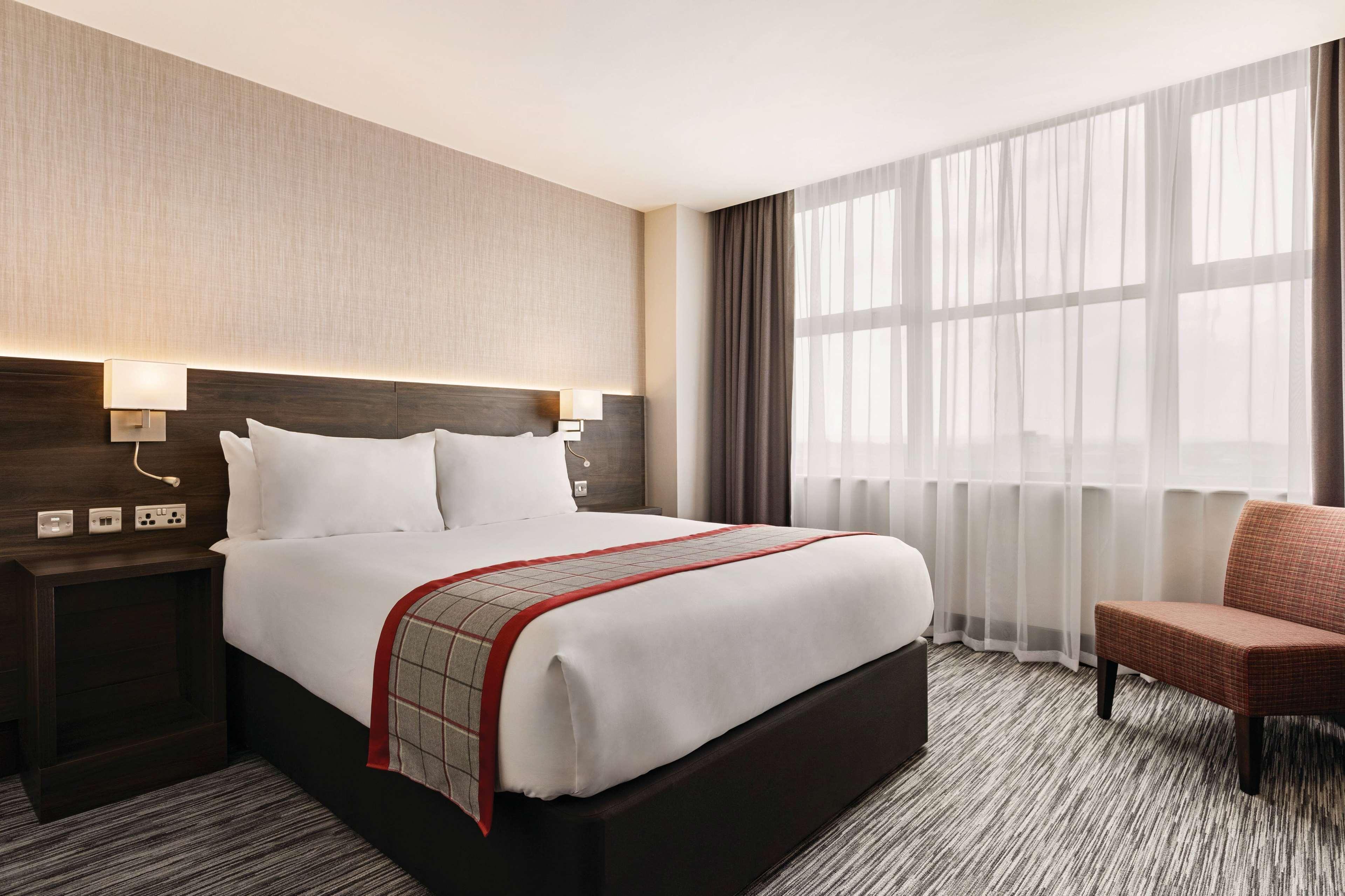 Готель Ramada By Wyndham Leeds East Екстер'єр фото