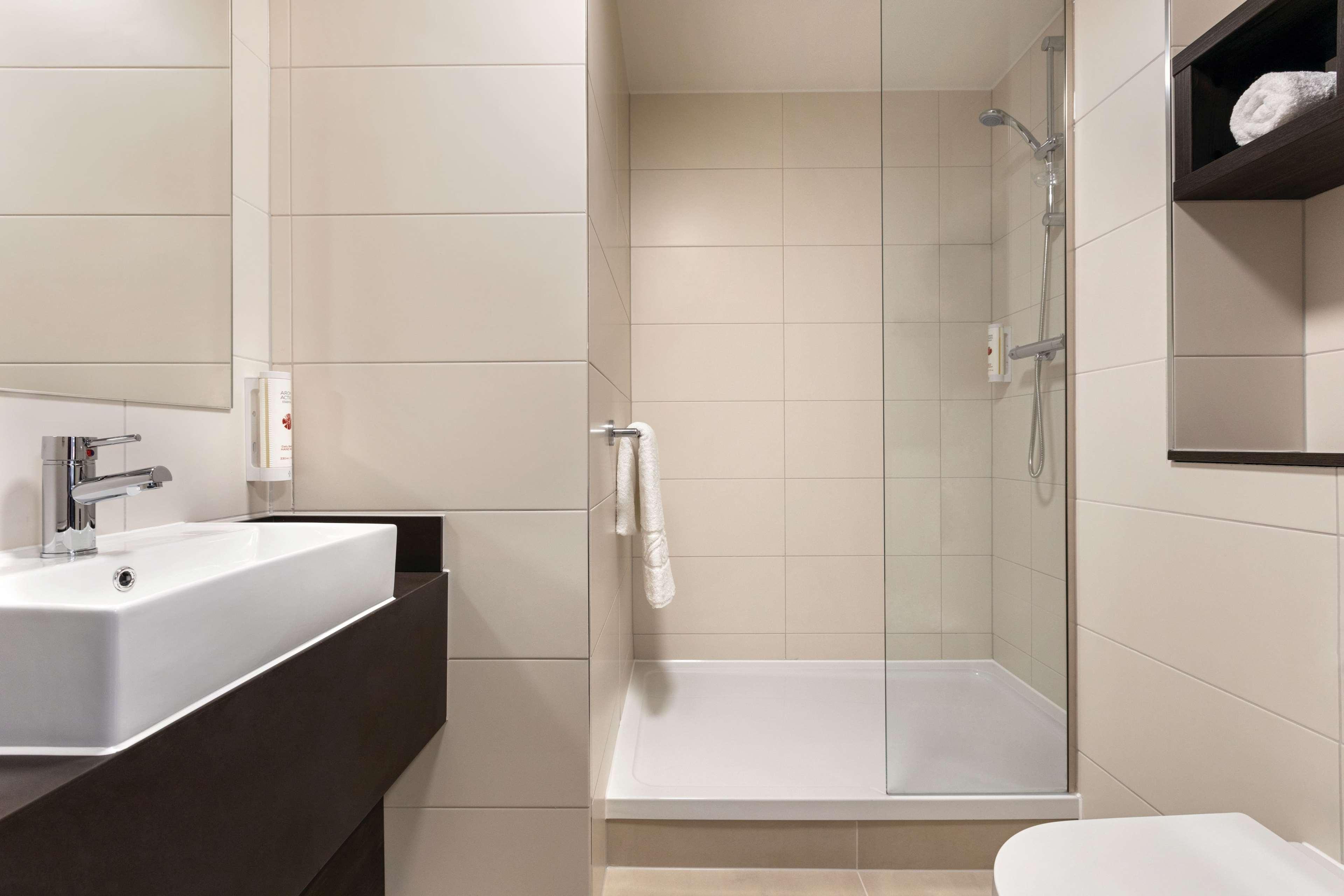 Готель Ramada By Wyndham Leeds East Екстер'єр фото